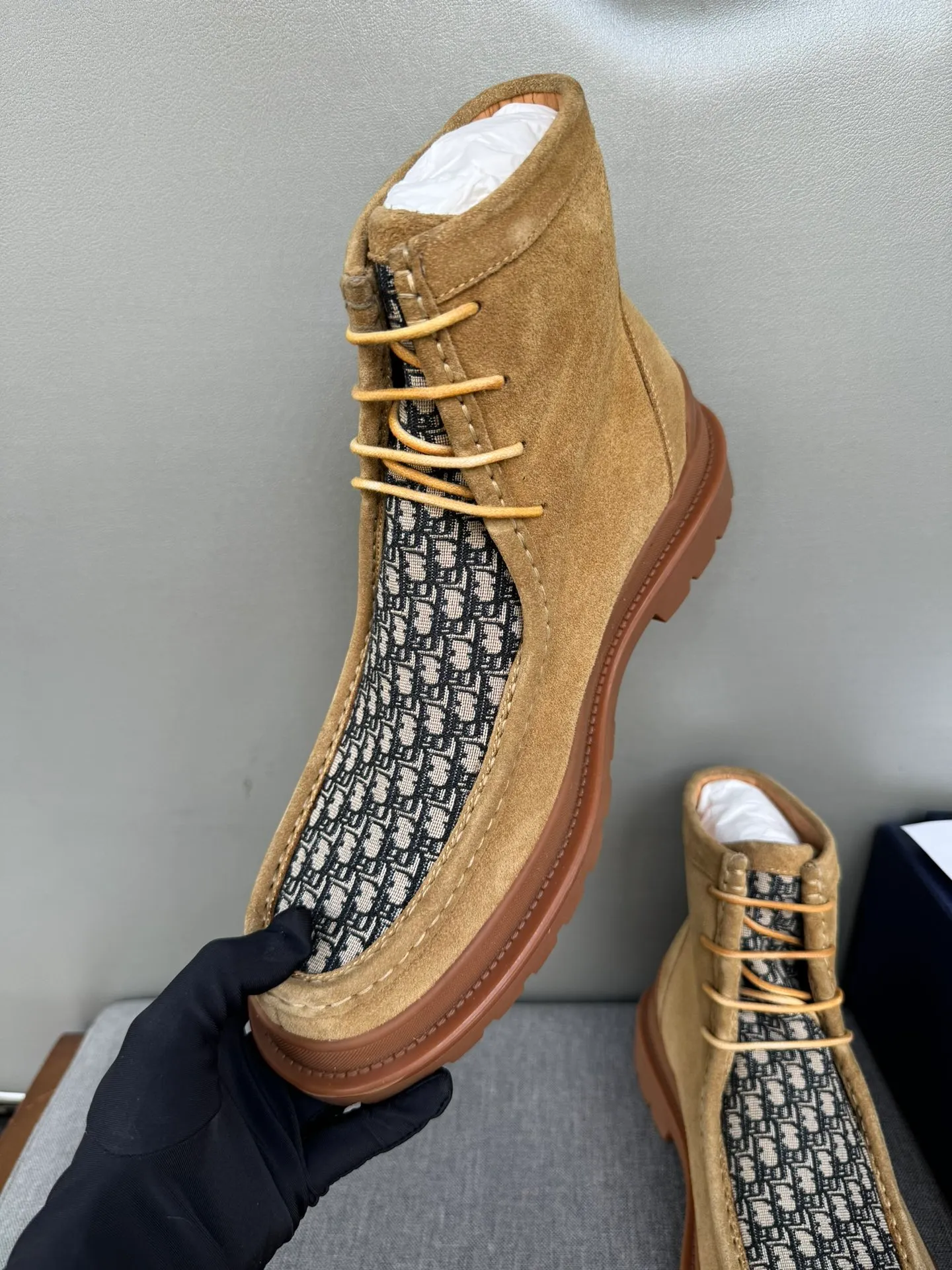 [DIOR] Top P: 1000💰 Number of yards: 39~44 (38.45 custom-made, non-refundable) Dior Dior~ Winter series, original 1:1 development Casual men's leather shoes Heavy investment, shoes and boots are made of imported cowhide + imported Dior special fabric Not easy to deform black cowhide lining Dior large hardware inlay Original TPU vacuum outsole, black cowhide Black open edge beads Military green suede Black suede Khaki suede leather is crafted by a large factory, and the perfect product is only prepared for you who know your taste! Any comparisons are welcome.